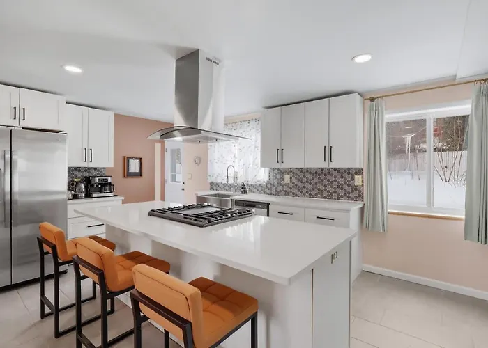 Holiday home Luxury Retreat-king Bed-finished Basement-backyard Pittsburgh