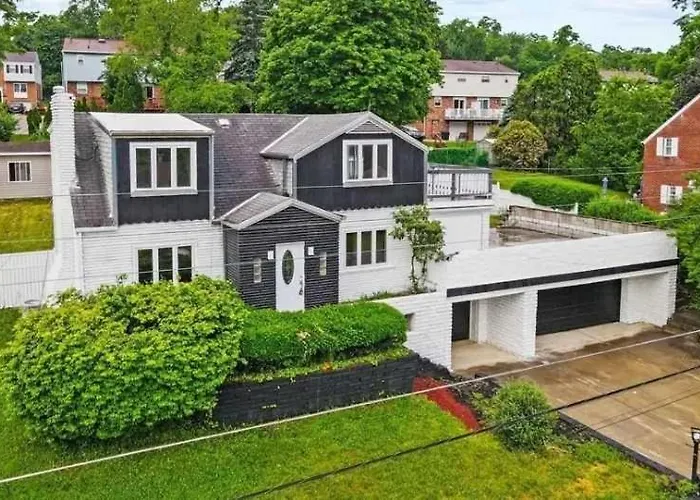 Luxury Retreat-king Bed-finished Basement-backyard