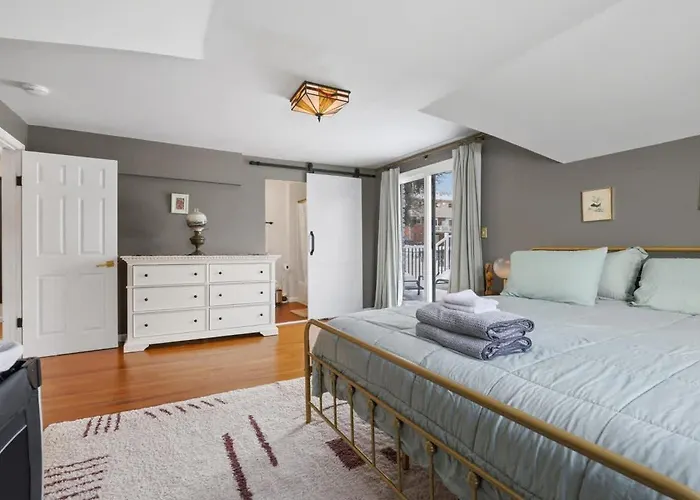 Holiday home Luxury Retreat-king Bed-finished Basement-backyard