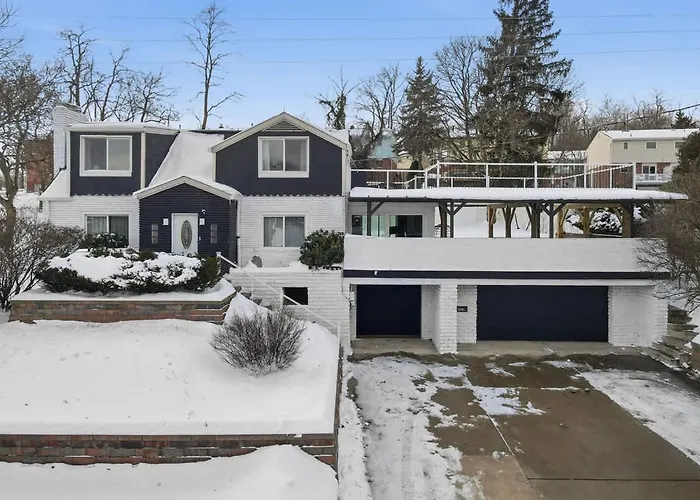 Luxury Retreat-king Bed-finished Basement-backyard Holiday home Pittsburgh