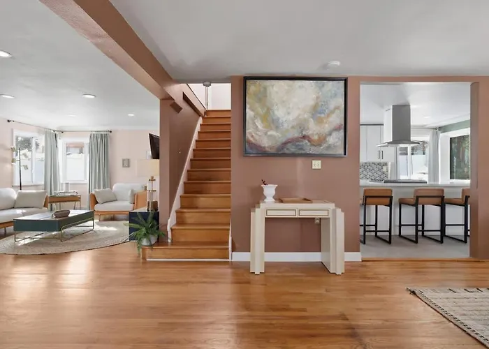 Luxury Retreat-king Bed-finished Basement-backyard Holiday home *