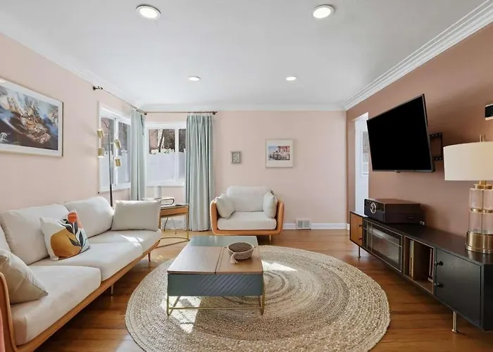 Luxury Retreat-king Bed-finished Basement-backyard Ferienhaus