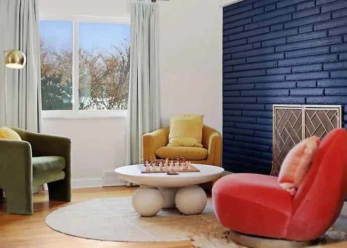 Luxury Retreat-king Bed-finished Basement-backyard *