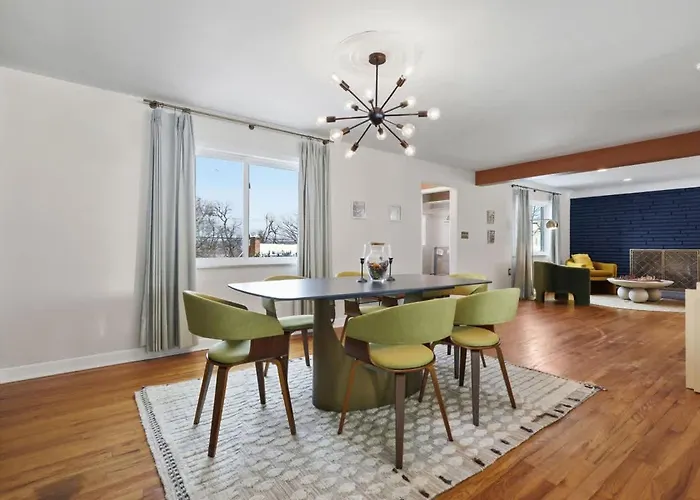 Luxury Retreat-king Bed-finished Basement-backyard *