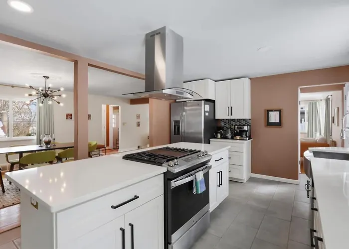 Luxury Retreat-king Bed-finished Basement-backyard Holiday home *