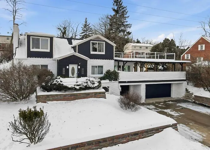 Luxury Retreat-king Bed-finished Basement-backyard Holiday home
