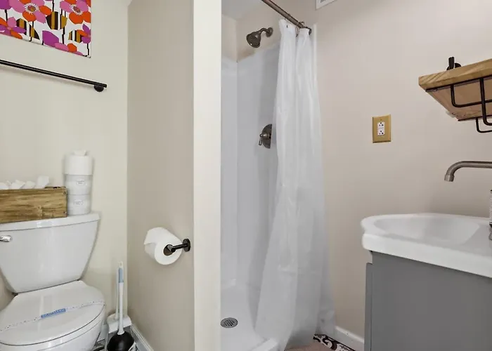 Luxury Retreat-king Bed-finished Basement-backyard *