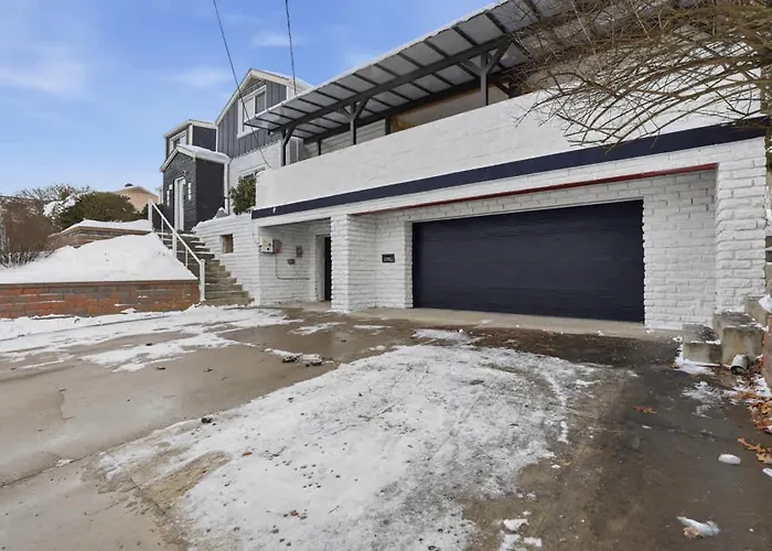 Luxury Retreat-king Bed-finished Basement-backyard *