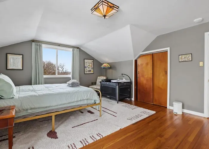 Luxury Retreat-king Bed-finished Basement-backyard *