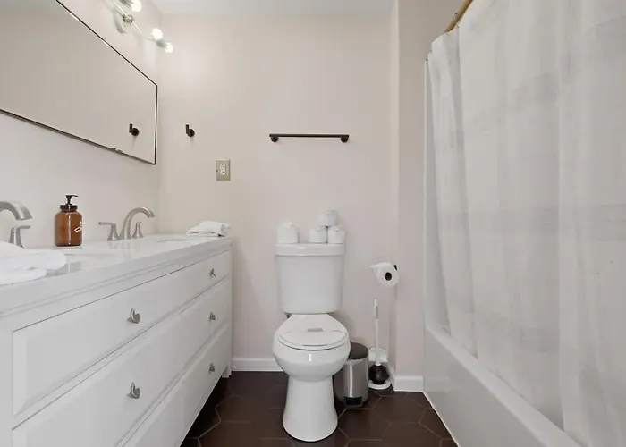 Luxury Retreat-king Bed-finished Basement-backyard *