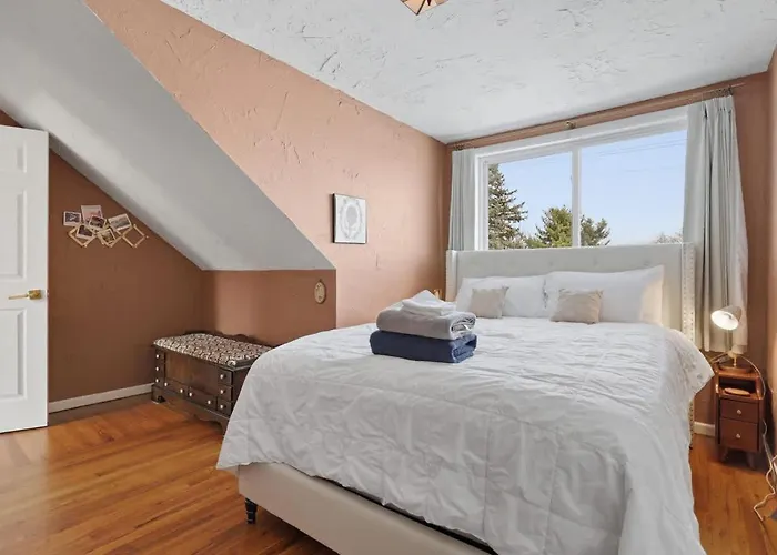 Luxury Retreat-king Bed-finished Basement-backyard *