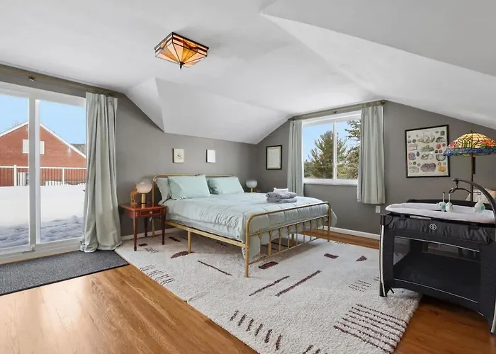 Holiday home Luxury Retreat-king Bed-finished Basement-backyard *