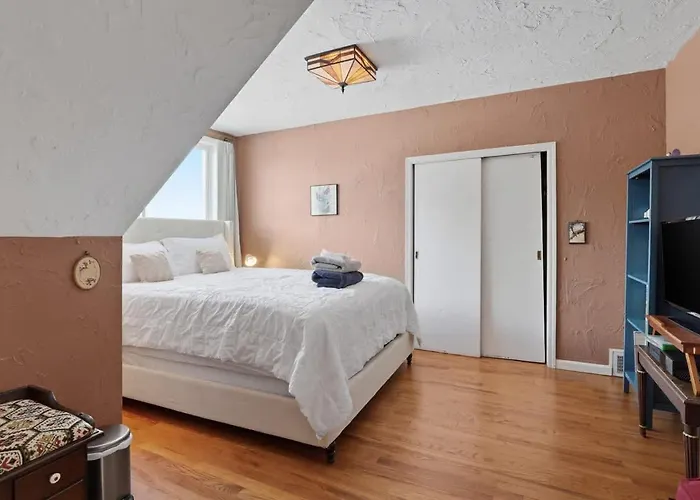 Holiday home Luxury Retreat-king Bed-finished Basement-backyard Pittsburgh