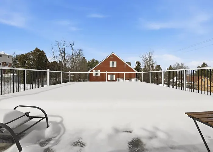 Luxury Retreat-king Bed-finished Basement-backyard Holiday home *