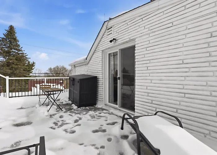 Holiday home Luxury Retreat-king Bed-finished Basement-backyard