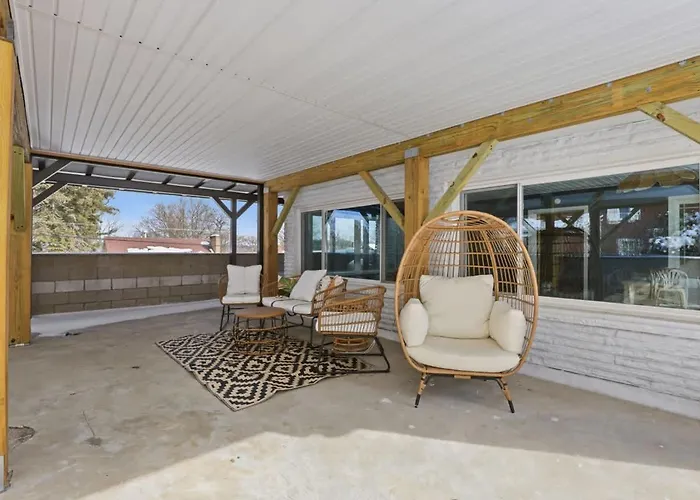 Luxury Retreat-king Bed-finished Basement-backyard *
