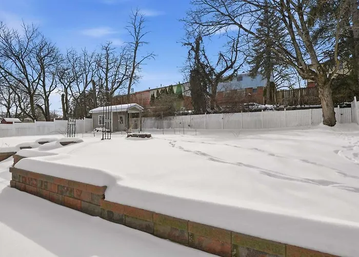 Luxury Retreat-king Bed-finished Basement-backyard