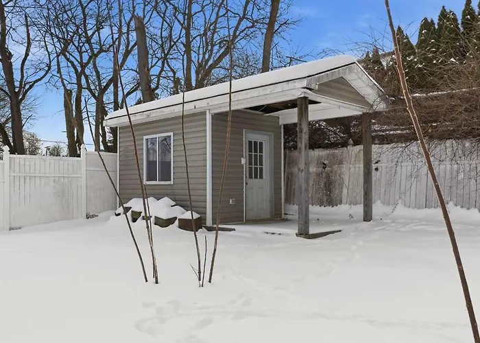 Holiday home Luxury Retreat-king Bed-finished Basement-backyard *