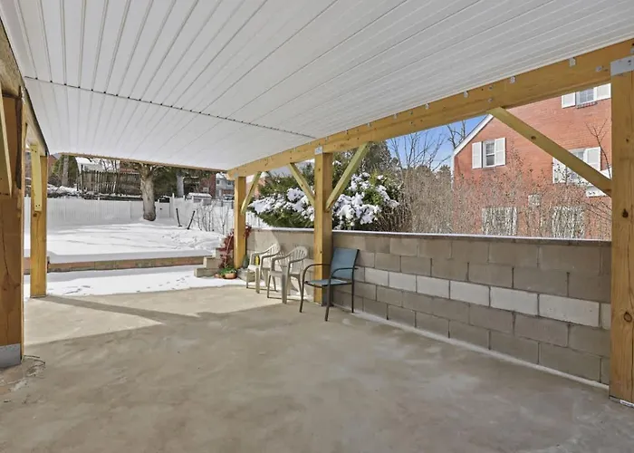 Luxury Retreat-king Bed-finished Basement-backyard Ferienhaus