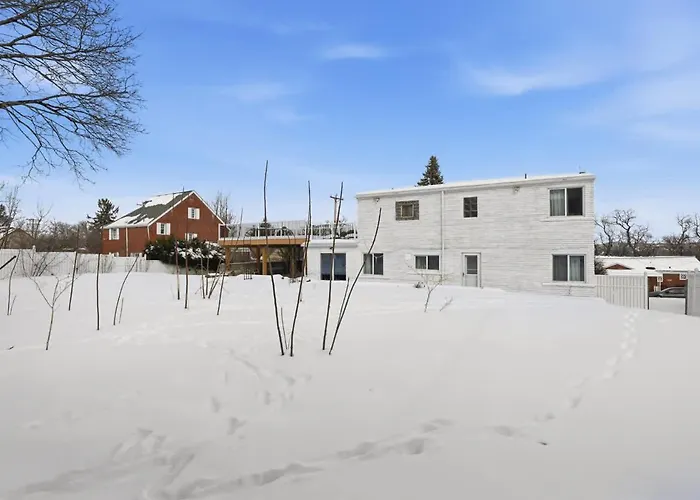 Luxury Retreat-king Bed-finished Basement-backyard Ferienhaus
