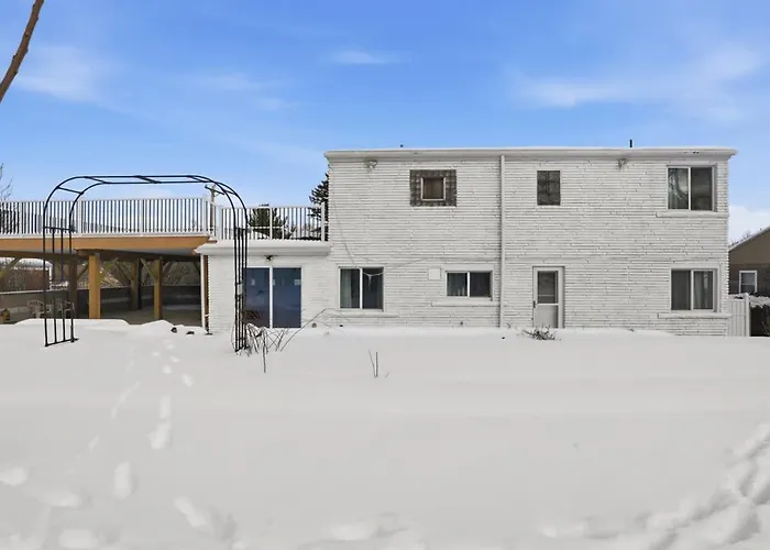 Holiday home Luxury Retreat-king Bed-finished Basement-backyard *